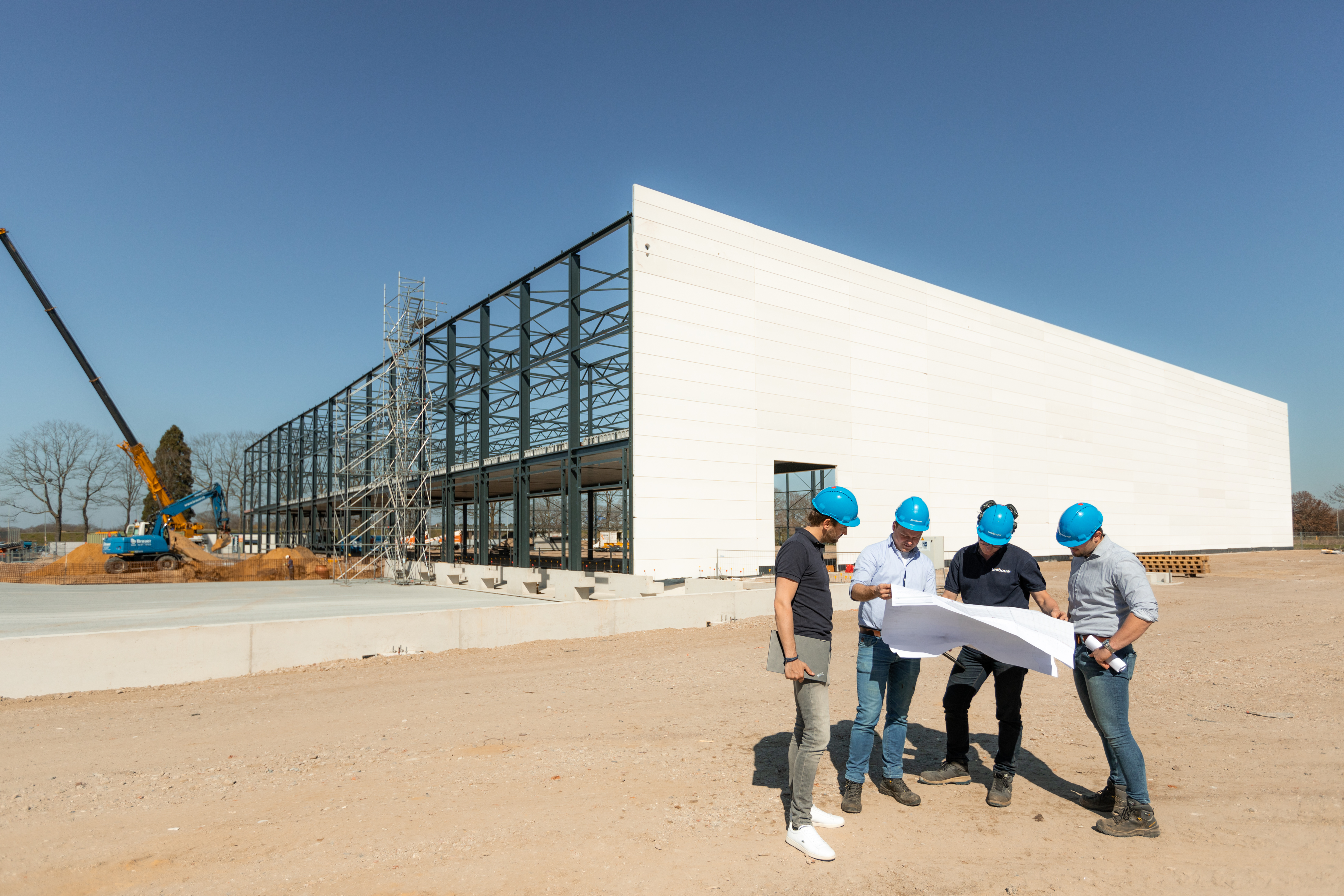 Mensen van unibouw aan het werk