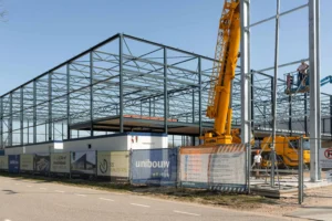 Unibouw die een bedrijfspand bouwt