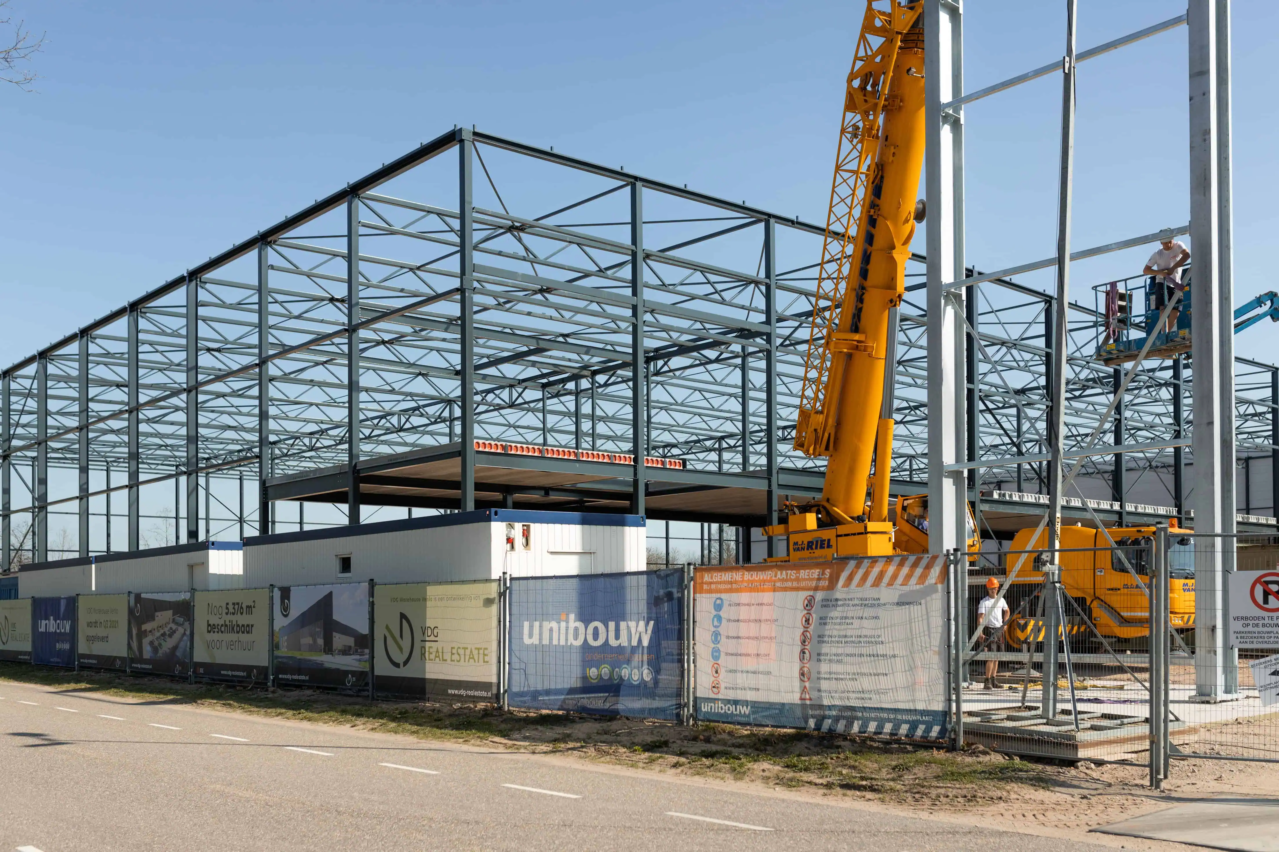 Unibouw die een bedrijfspand bouwt