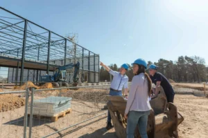 Unibouw op bouwplaats met bouwmaterialen