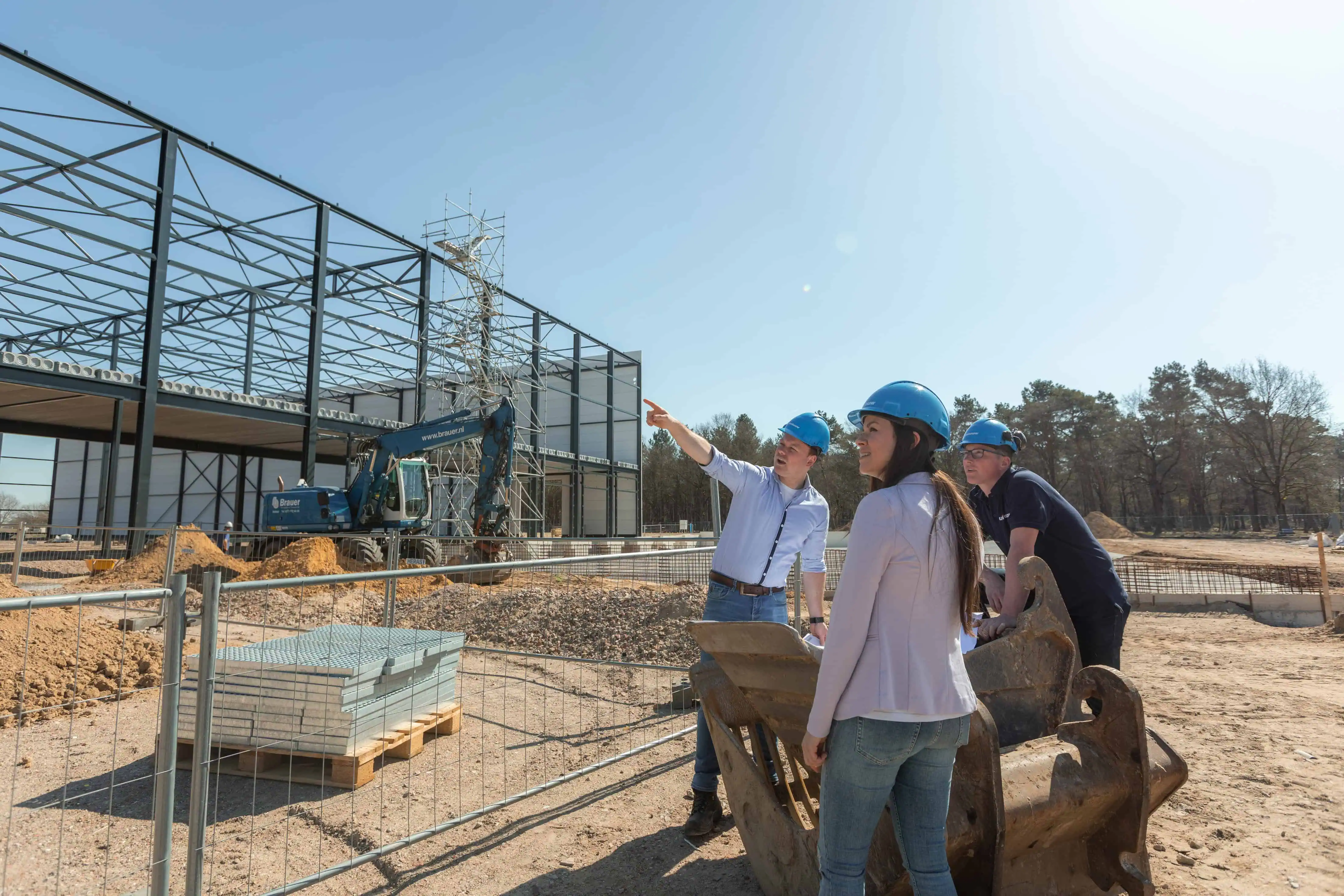 Unibouw op bouwplaats met bouwmaterialen