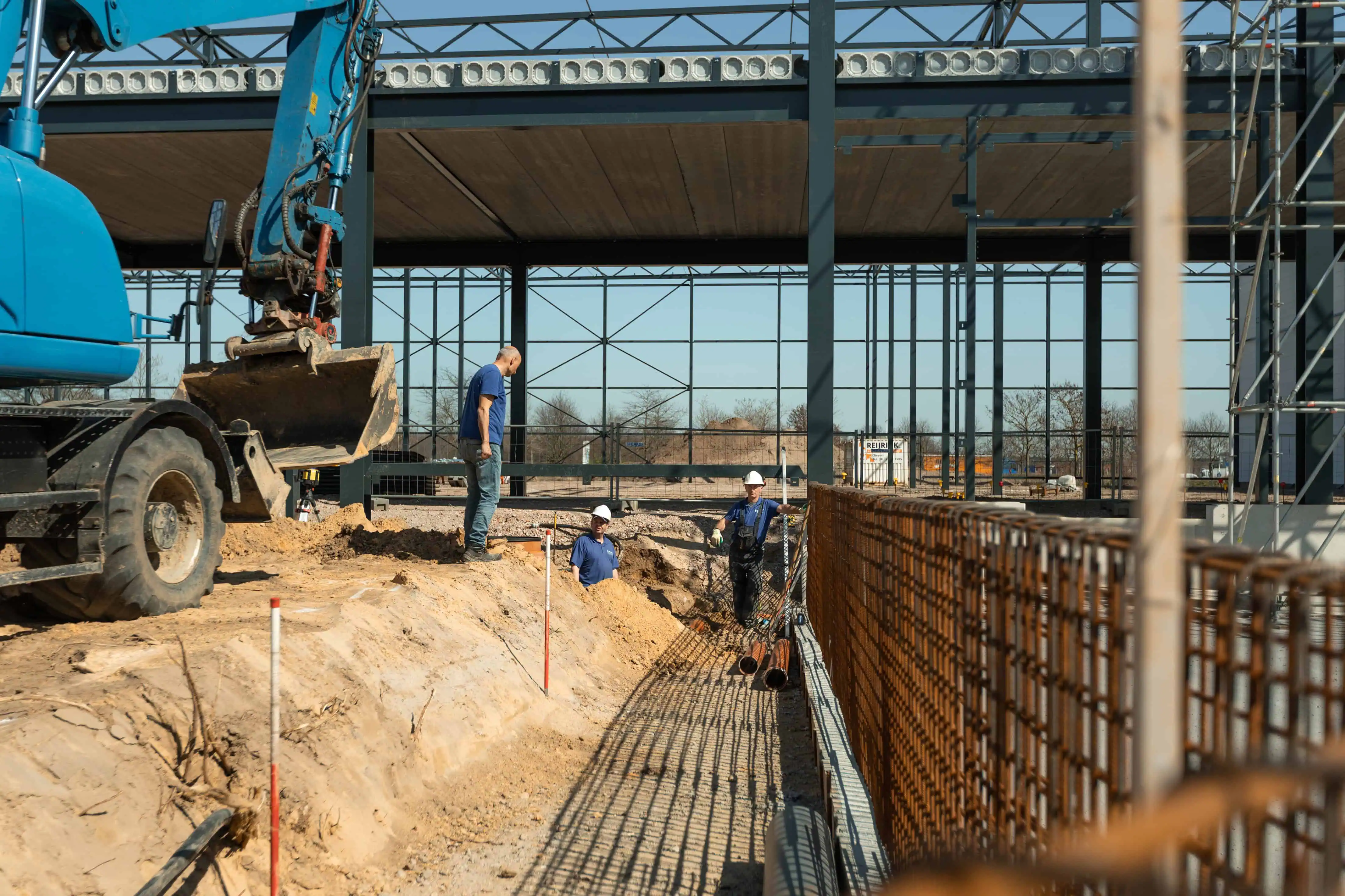 Unibouw op de bouwplaats van een bedrijfspand of bedrijfshal