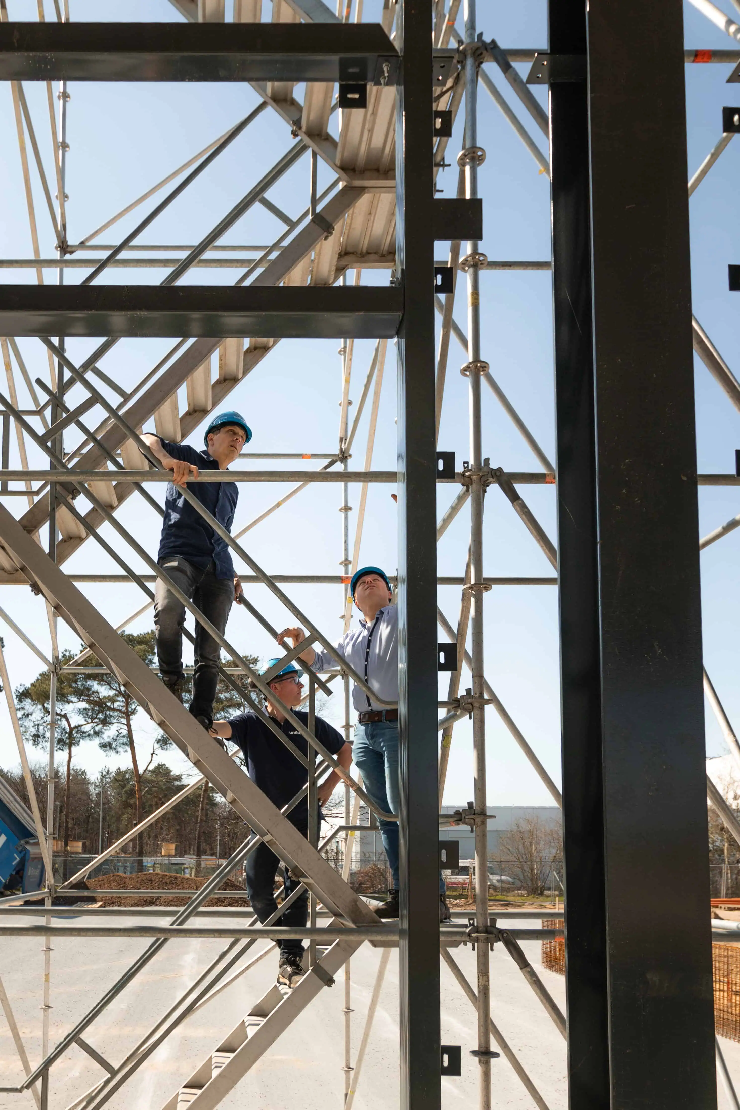 Unibouw op de bouwplaats van een bedrijfspand of bedrijfshal