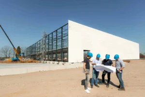 Unibouw op de bouwplaats van een bedrijfspand of bedrijfshal
